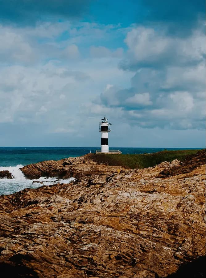 Faro sobre la costa